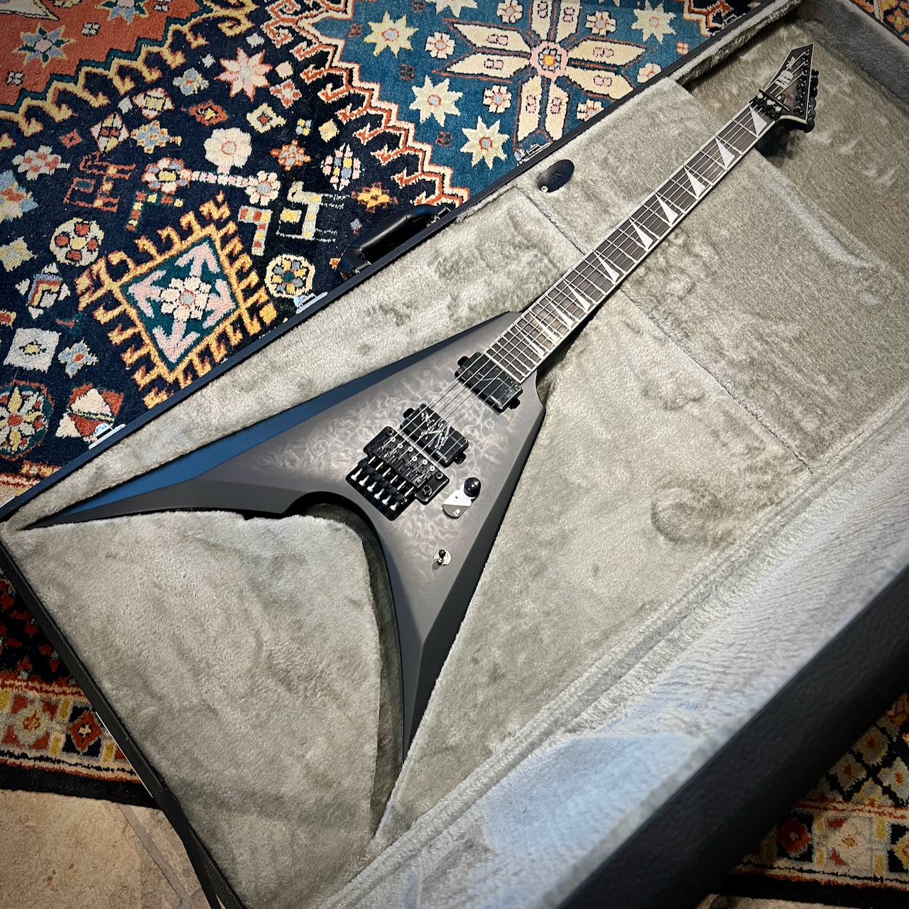 LTD (ESP) Deluxe Arrow-1000, Quilted Maple Charcoal Burst Satin with Form-Fit Hardshell Case