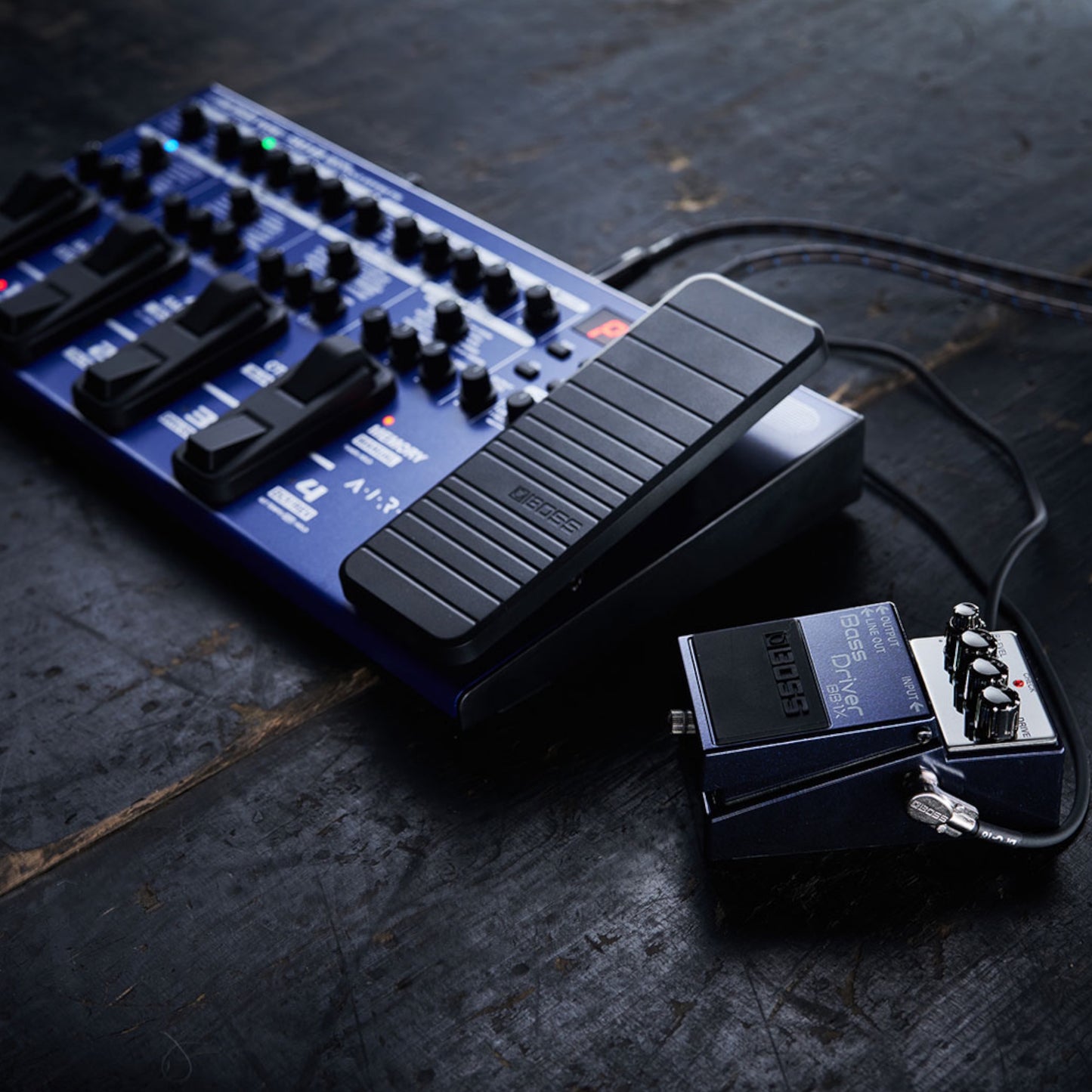 BOSS ME-90B Bass Multi-Effects Processor + CB-BM-M Case Bundle