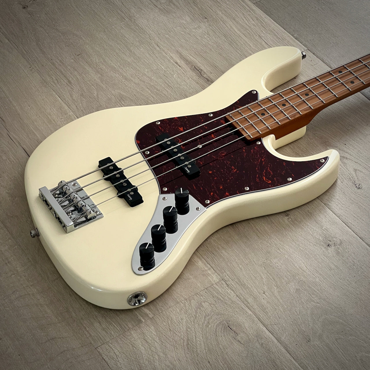 Sadowsky MetroExpress 21-Fret Vintage JJ 4-String Bass, Olympic White High Polish, Roasted Maple Neck (2023 Updated Model)