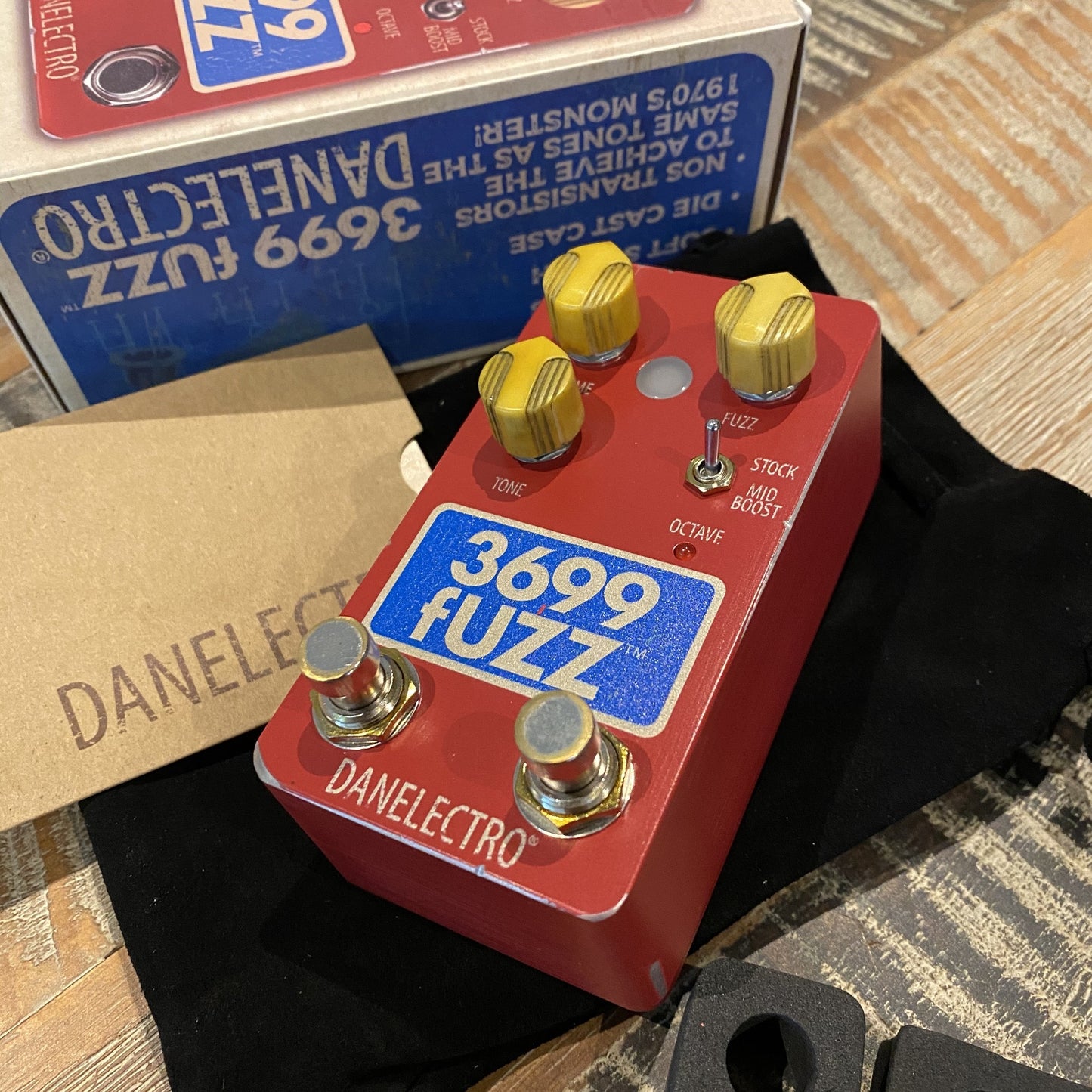 Danelectro 3699 fUZZ - Reissue of the classic fOXX Tone Machine!